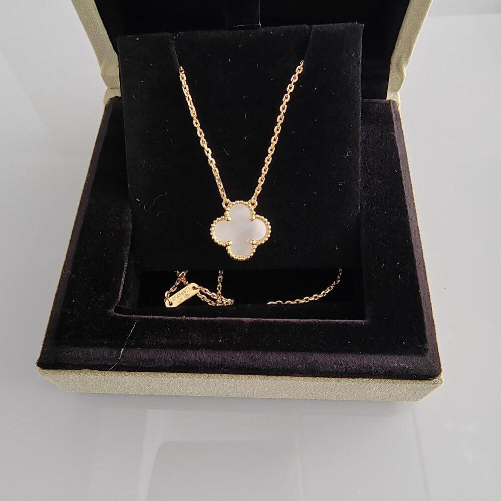 🎁🎆Van Cleef & Arpels🎁🎆 Vintage Alhambra Pendant Necklace